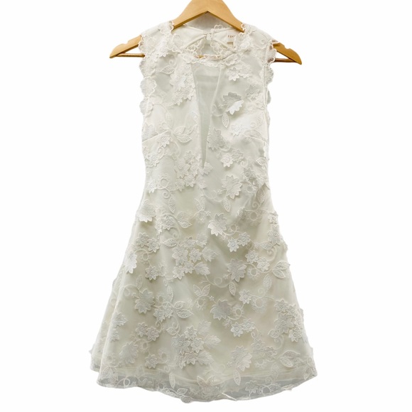 foxiedox Dresses & Skirts - Foxiedox White Floral Backless Lace Dress | S